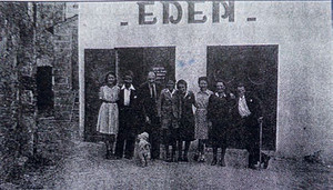 Les familles Cuisnier et Berryer devant le cinéma Eden d'Ancenis