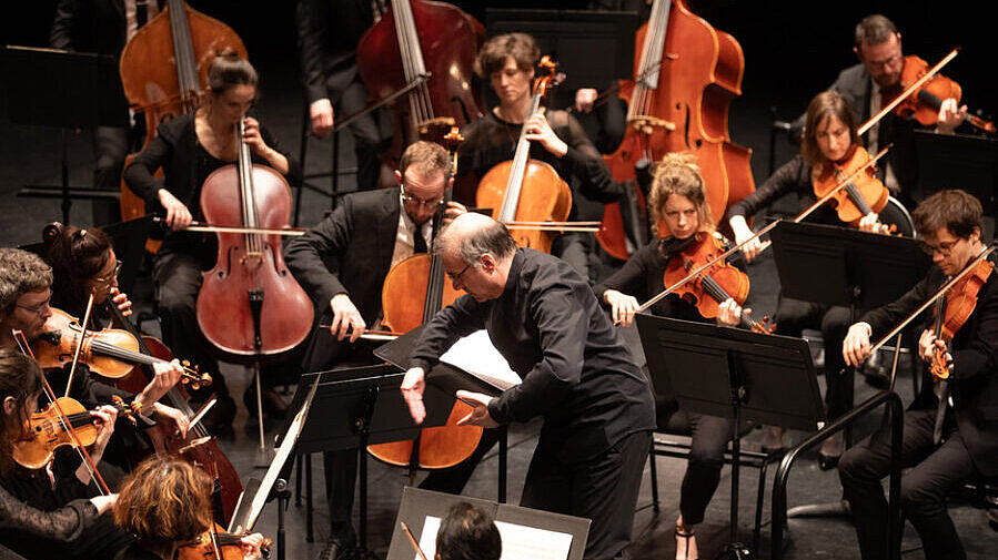 concert à ancenis (cliquer pour agrandir) le chef d'orchestre mène l'ensemble