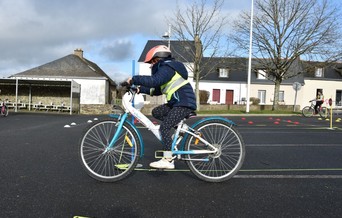 un enfant faisant du vélo