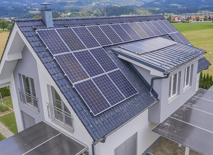Installer des panneaux photovoltaïques Panneaux photovoltaïques sur le toit d'une maison