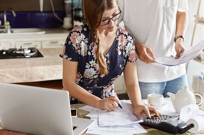 Comprendre ma facture un couple en train de gérer ses factures