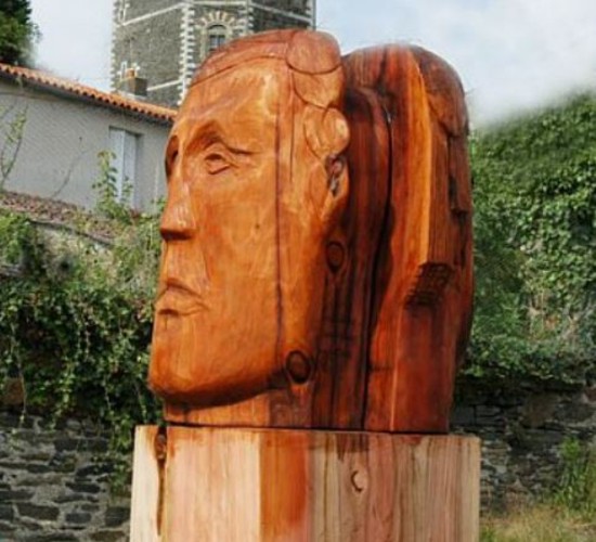 Sculpture monumentale sur bois au pied de la Tour d'Oudon