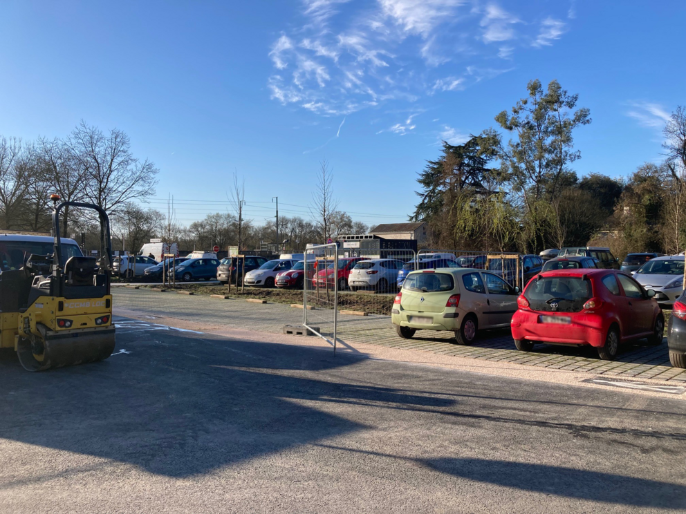 Parking ouest de la halte ferroviaire
