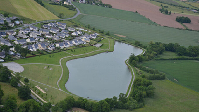 Vue aérienne de Couffé sur le plan d'eau