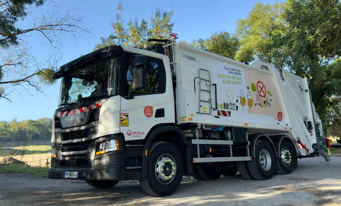 Camion de collecte en porte-à-porte des déchets