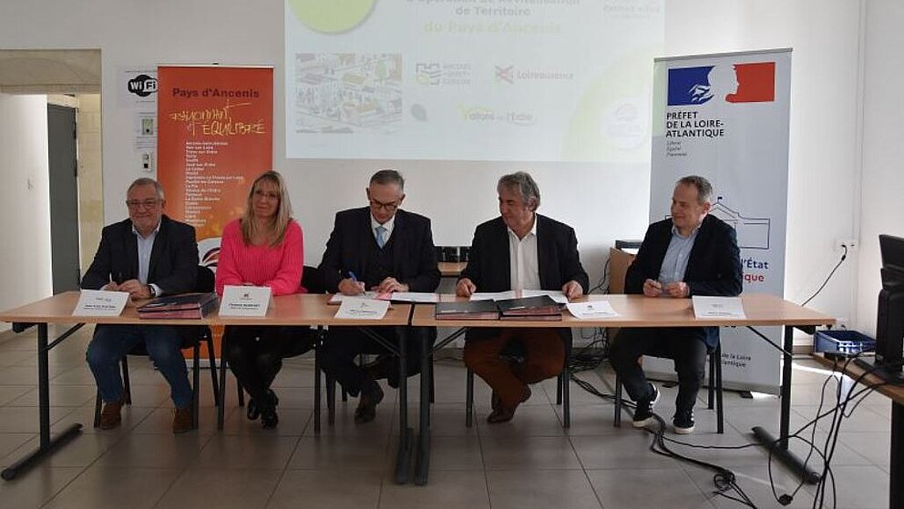 Signature de la convention-cadre Petites Villes de demain Signature de la convention-cadre Petites Villes de demain
