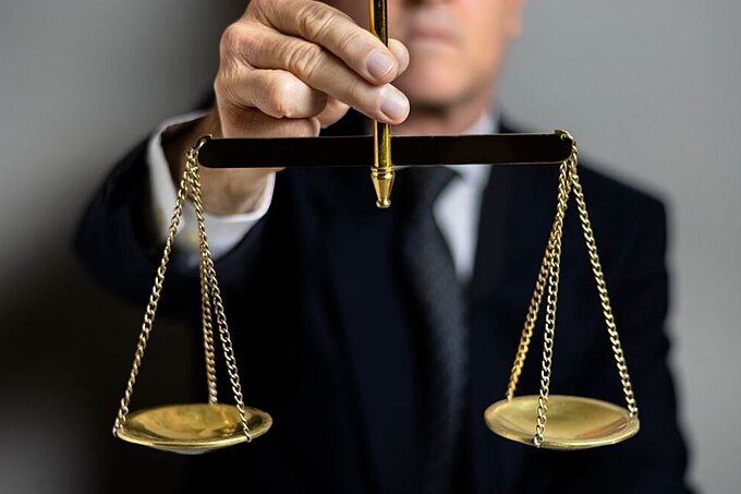Point justice du Pays d'Ancenis Un homme tenant une balance