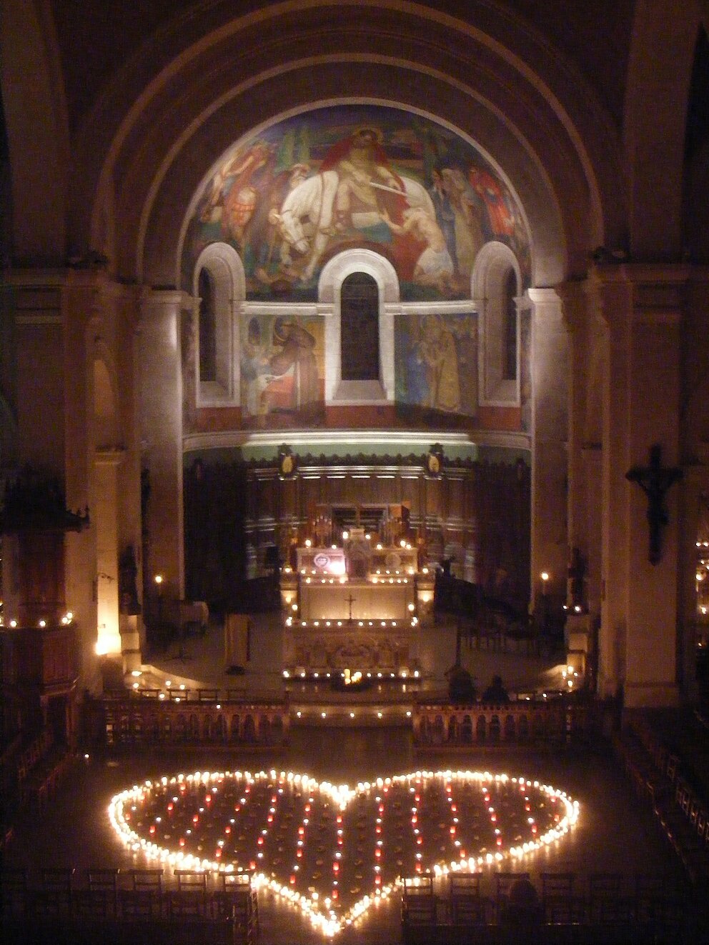 La fête des lumières - Le Cellier Les bougies en forme de coeur au centre de l'église Saint-Martin-du-Cellier