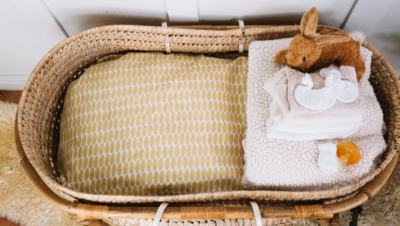 Couffin avec doudou et layette bébé