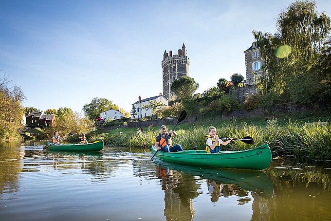 Canoë sur le Havre à Oudon Une famille en canoë sur la rivière le Hâvre