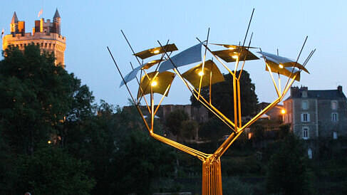 Parcours de sculptures d'Oudon Sculpture arbre illuminé du Parcours de sculptures d'Oudon