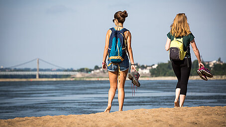 Les plages de Loire proposent de magnifiques points de vue Des randonneuses sur une plage de Loire