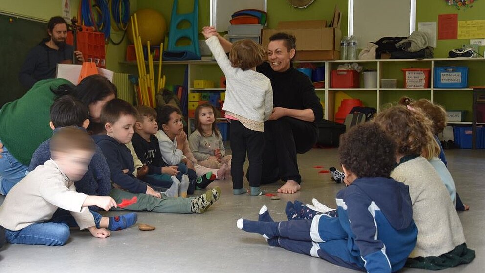 Atelier artistique avec des élèves de maternelle Atelier artistique avec des élèves de maternelle