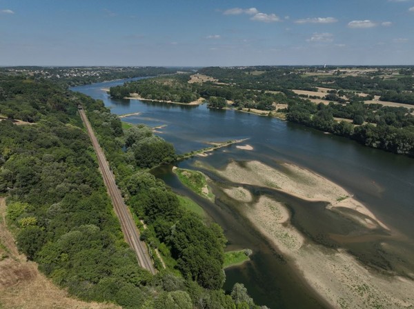 Vue aérienne de la voie de chemin de fer bordant la Loire au Cellier