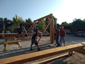 Les stagiaires apprennent à bâtir une structure bois pour un futur préau.