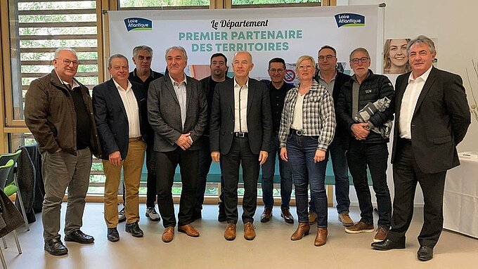 Les signataires du contrat intercommunal Les signataires du contrat intercommunal