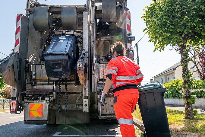 Collecte des déchets en porte-à-porte Camion de collecte des déchets en porte-à-porte