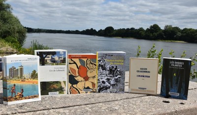 Livres posé sur un banc devant la Loire