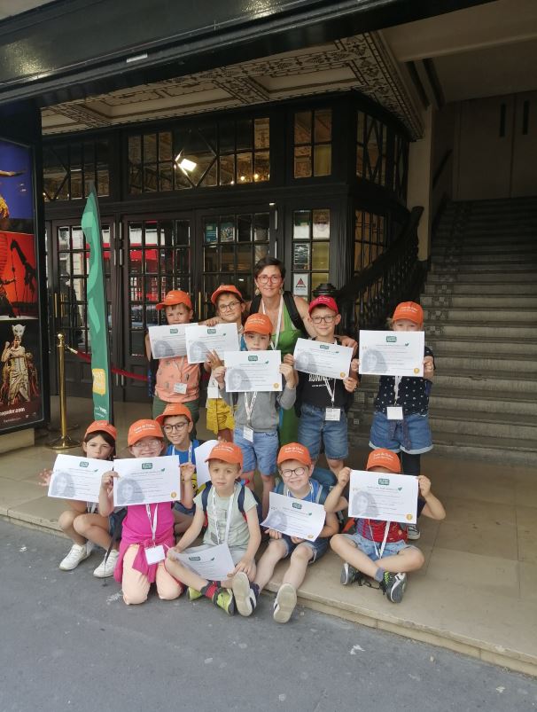 Hélène Chang et les élèves devant le Théâtre Mogador à Paris pour la remise des prix.