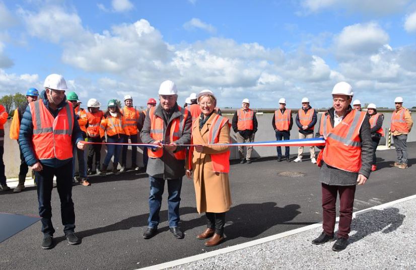 Maurice Perrion, président de la COMPA, coupe le ruban d'inauguration de la station d'épuration de Mésanger